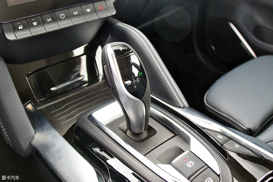 瑞虎8對(duì)比中華V7