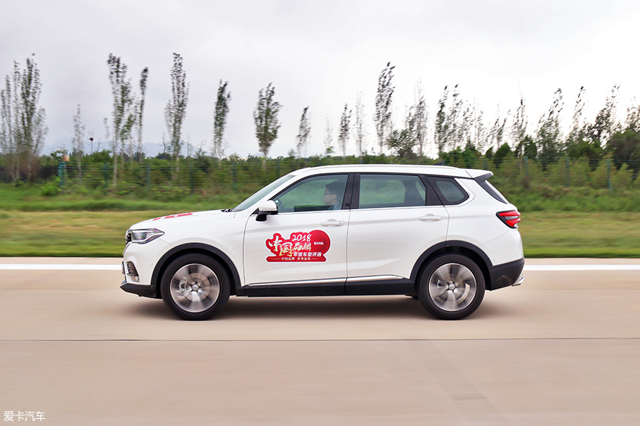 瑞虎8對(duì)比中華V7