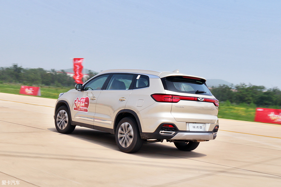 瑞虎8對(duì)比中華V7