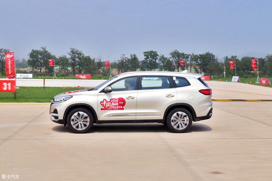 瑞虎8對(duì)比中華V7