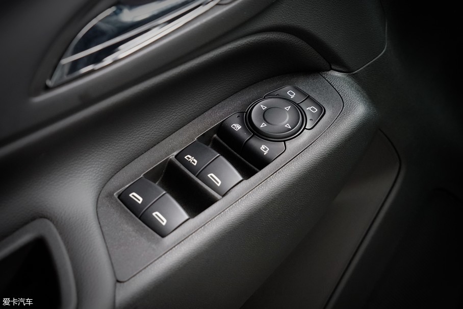 實(shí)拍雪佛蘭探界者Redline