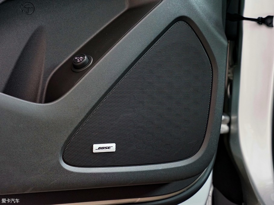 實(shí)拍雪佛蘭探界者Redline