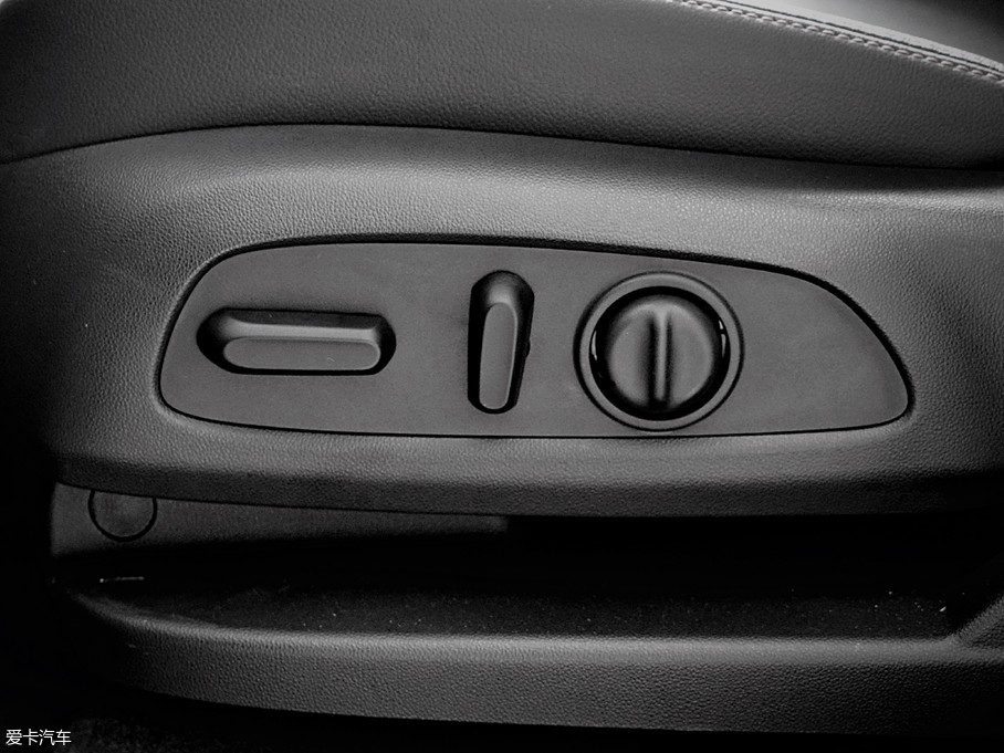 實(shí)拍雪佛蘭探界者Redline