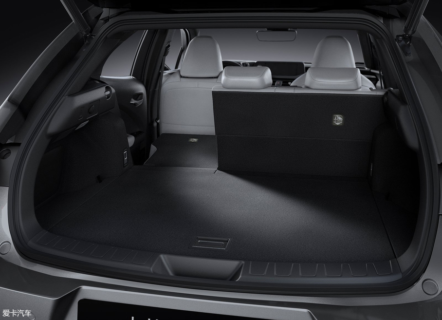 雷克薩斯UX對比凱迪拉克XT4