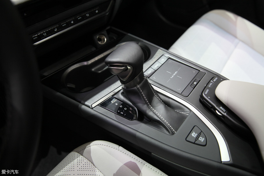 雷克薩斯UX對比凱迪拉克XT4