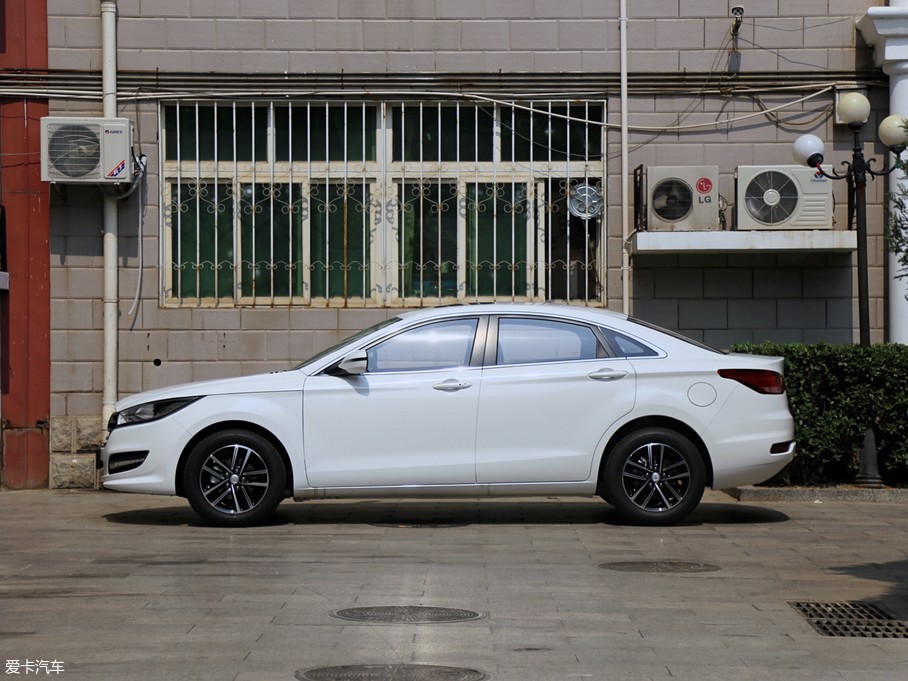 實拍一汽奔騰B50