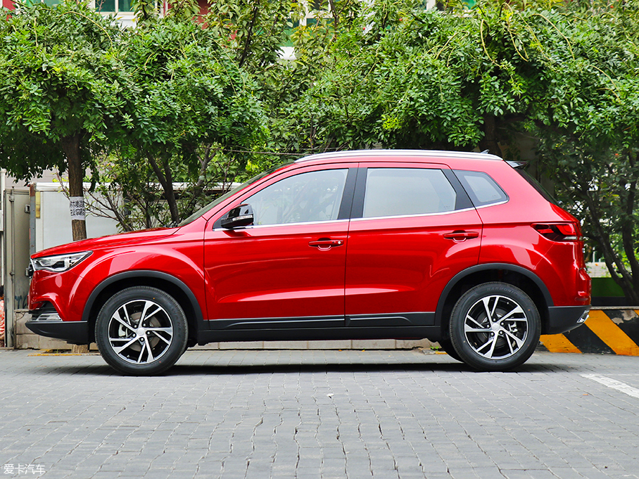 愛(ài)卡實(shí)拍一汽奔騰X40