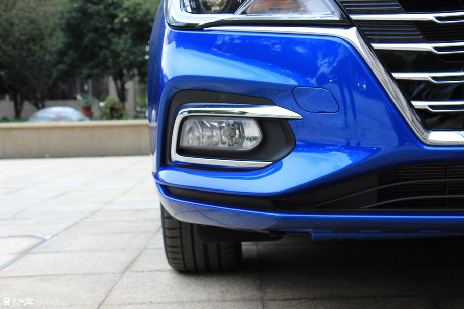 全新高能互聯網家轎  愛卡實拍榮威i5