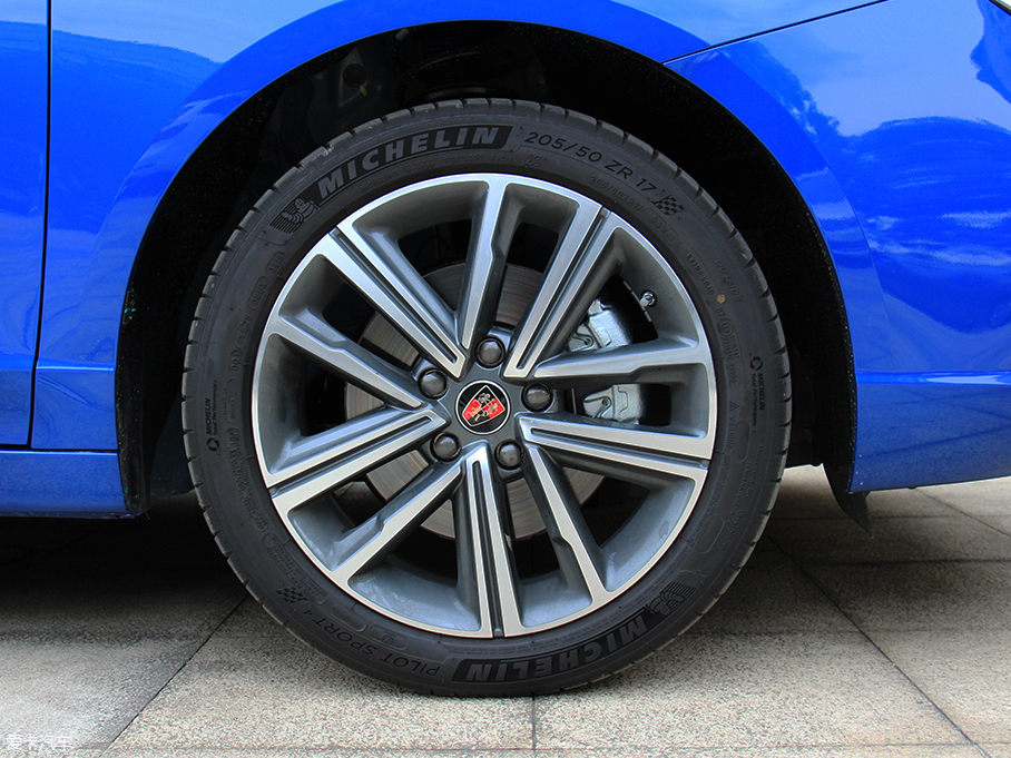 全新高能互聯網家轎  愛卡實拍榮威i5