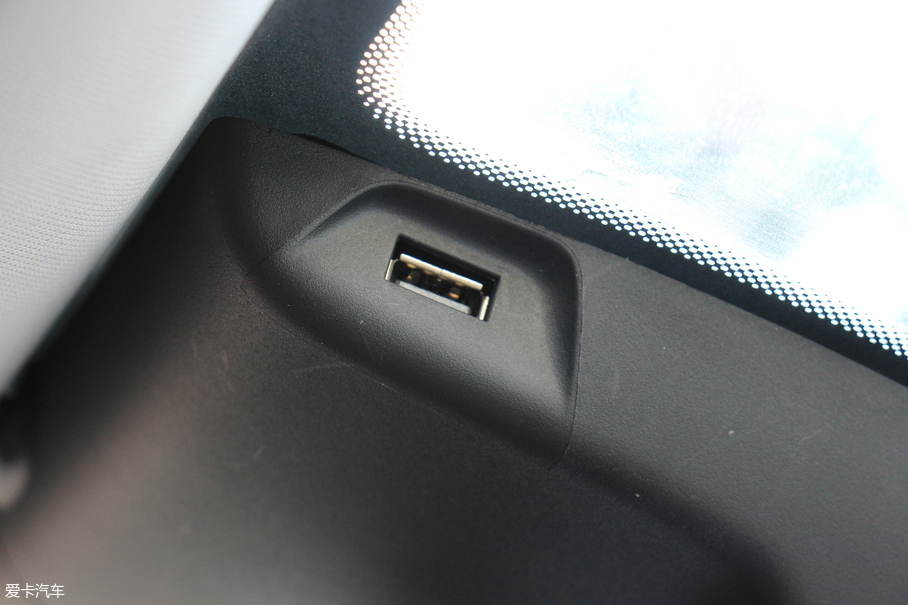 全新高能互聯網家轎  愛卡實拍榮威i5