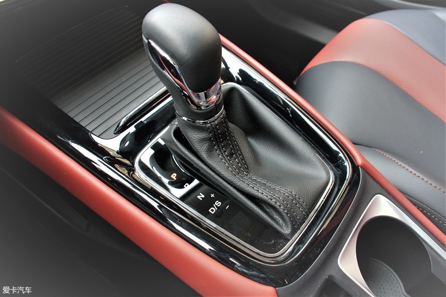 全新高能互聯網家轎  愛卡實拍榮威i5