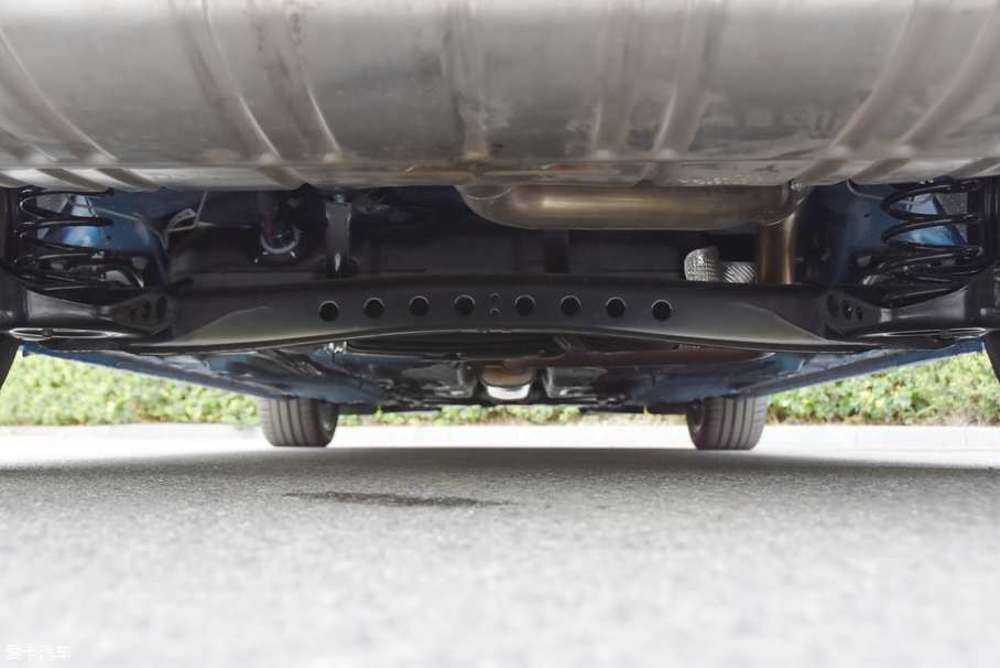 全新高能互聯網家轎  愛卡實拍榮威i5