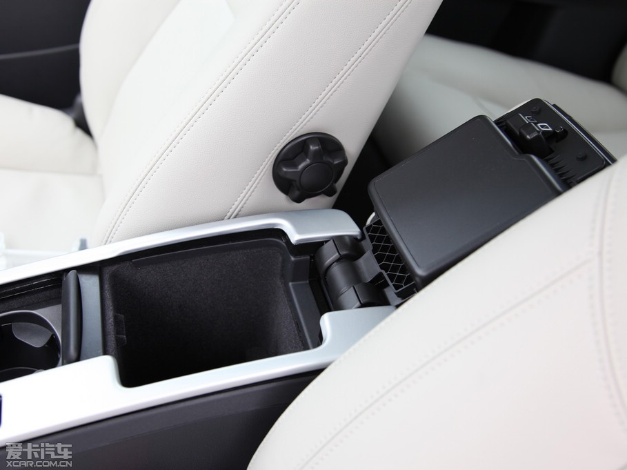 2012���֠���C30 2.0L Aktiv