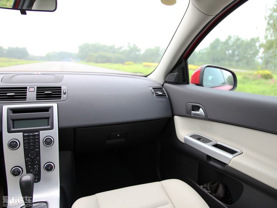 2012���֠���C30 2.0L Aktiv