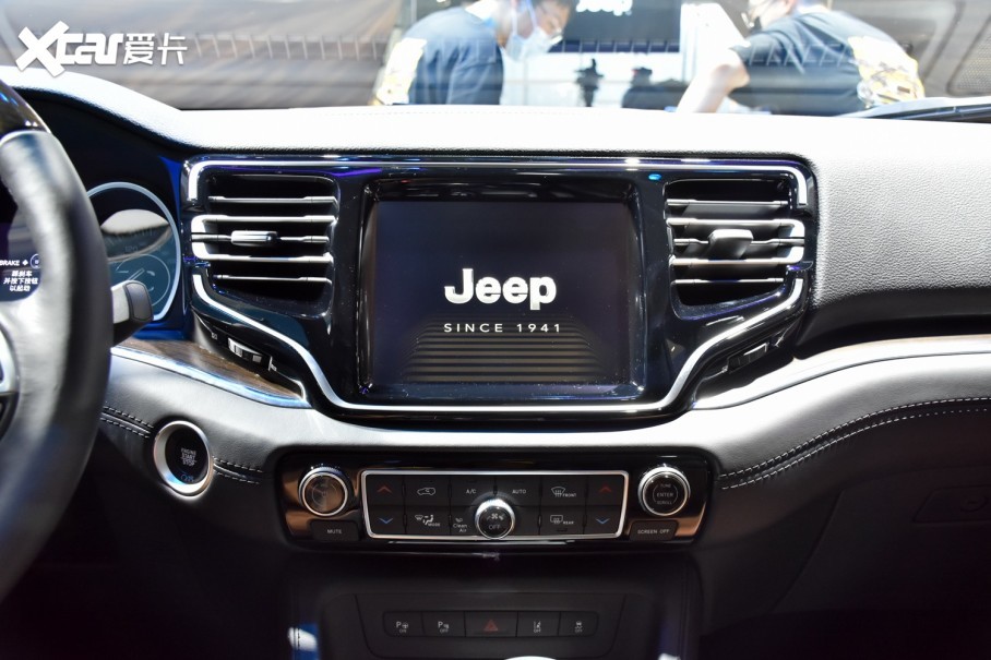 新款jeep大指挥官搭载全新一代uconnect人机交互系统,支持carplay,car