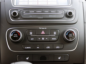 2013款2.2T 7座柴油豪华版 中控区