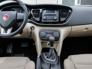 緊湊型；家用車；對比