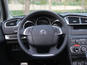 緊湊型；家用車；對比