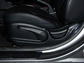 緊湊型；家用車；對比