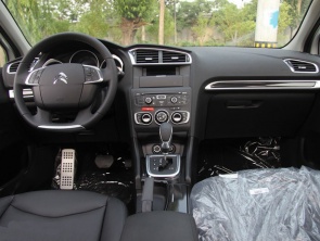 緊湊型；家用車；對比