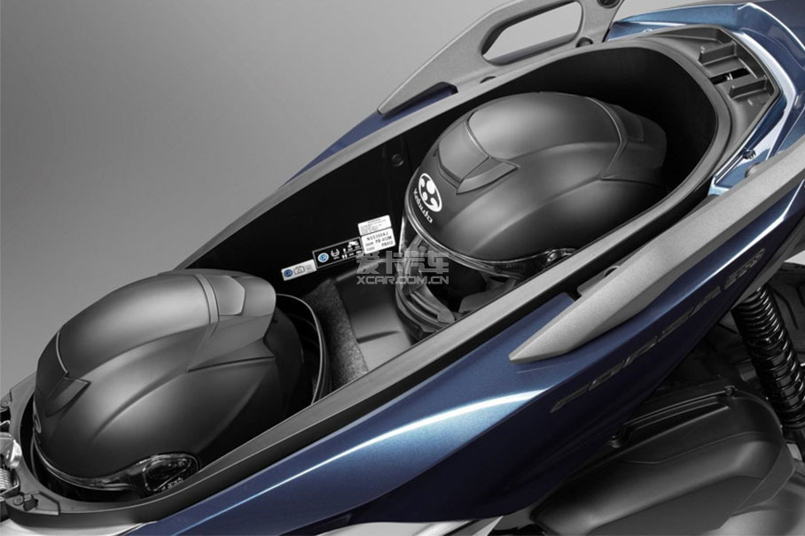 「图文」都市美学 新款本田NSS 300踏板车上