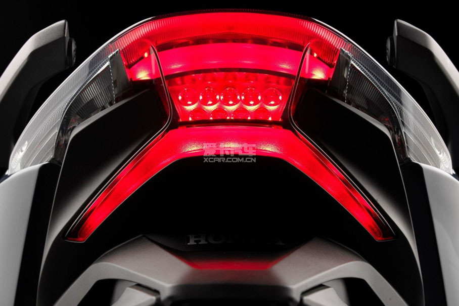 「图文」都市美学 新款本田NSS 300踏板车上