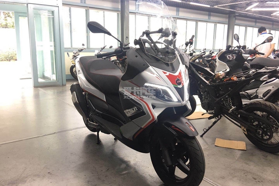 aprilia SR Max300