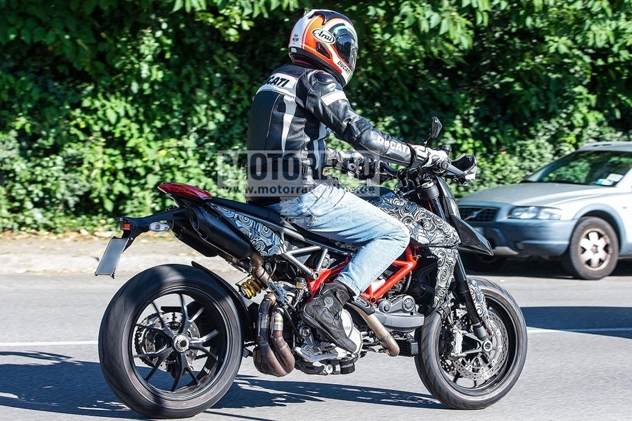 Ȼı仯кܶ࣬λõı仯2019Hypermotard 939ķӼ˫βźȫ¶ĺȦԸӡ