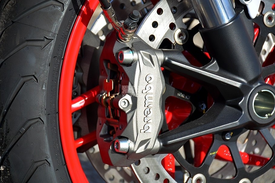 Monster 797ǰɲϵͳȻʹöſϹõBrembo M4Ļǯ320mmɲ̡