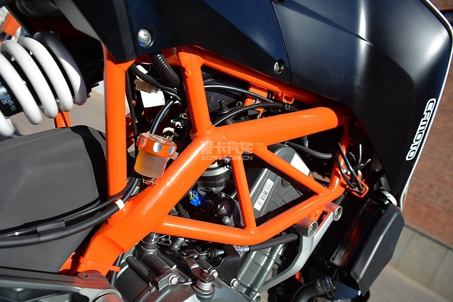 通体橙色的钢管编织车架已经成为了ktm车型最重要的构成元素,或者说