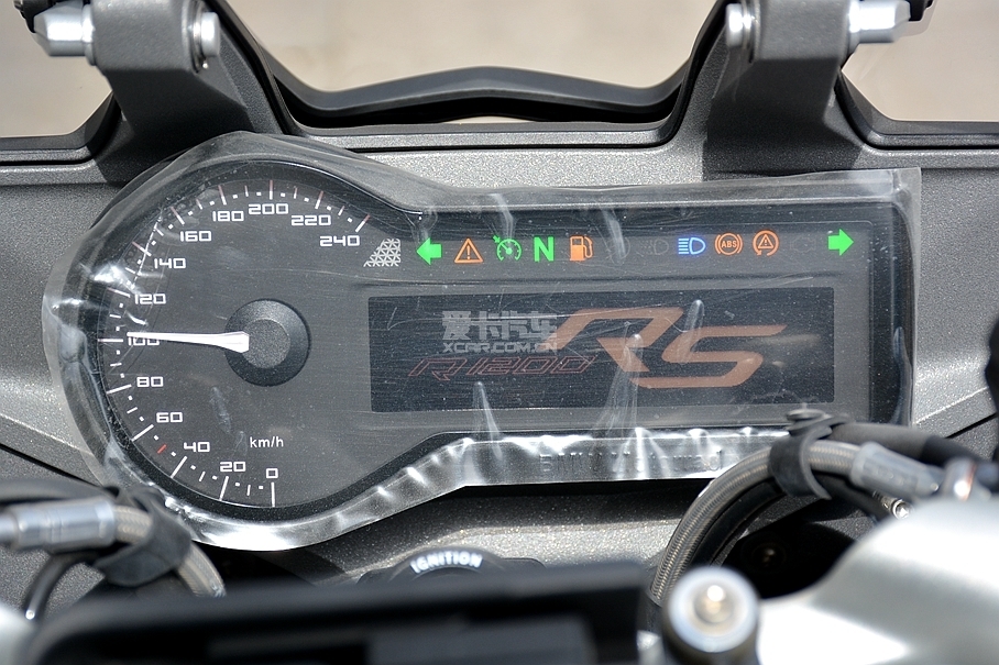 宝马r 1200 rs采用单色液晶仪表,该仪表可监测车辆里程,水温,油量