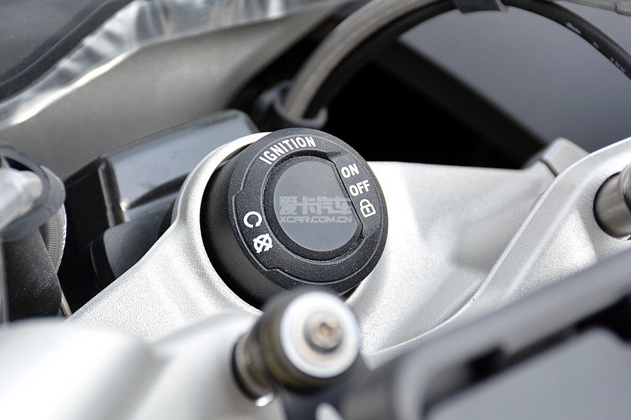 宝马r 1200 rs配有无钥匙启动系统,尽显高端摩托车的奢华.