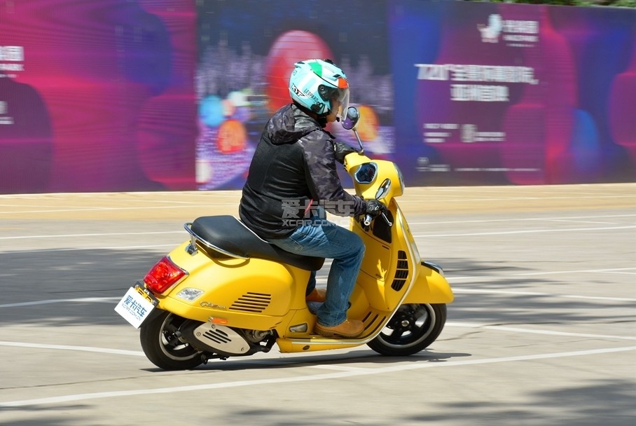 VESPA GTS SUPER 300ǰжμܼǿǿҵУóԼݵЩȣһ278cc̤峵ŵĿϣӦѸ١