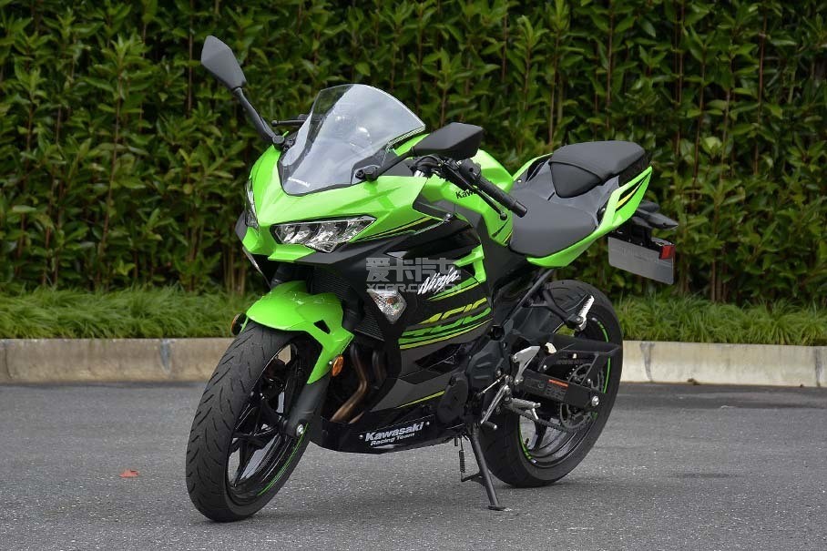 Ninja 400ΡṹԼNinja H2ܵҲǽ콢ͼ·ŵżϵơ֮⣬Ninja 400˴幤ѧƣӦͬ͵ļʻߡ