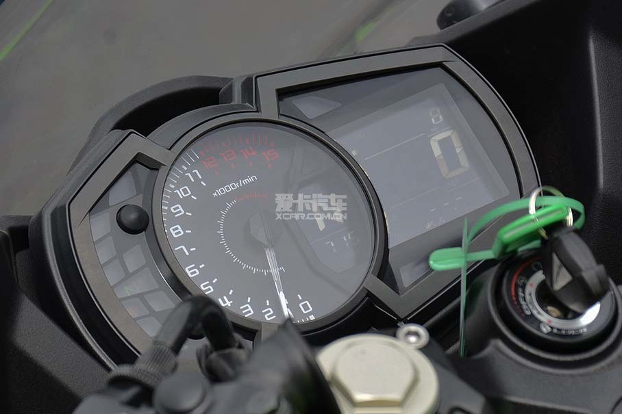 ninja 400与ninja 650采用相同的lcd负显仪表组合,可以显示挡位,里程