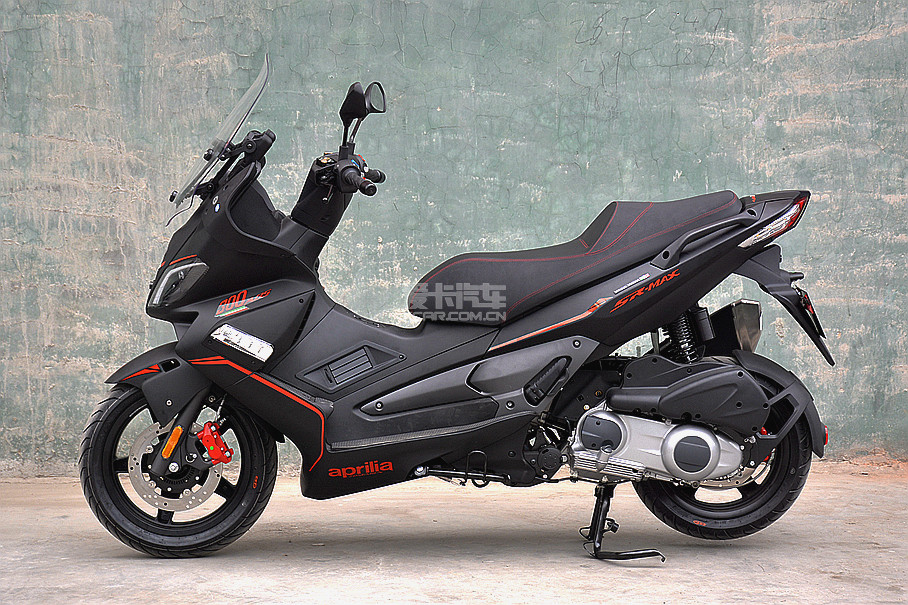 aprilia SR Max300ĳߴΪ2110x780x1470mmϴĳߴϹ˶Դ̤峵󡣳̬ʾˣ˶ϢʮŨ