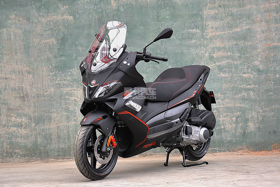 aprilia SR Max300实拍;aprilia SR Max300;