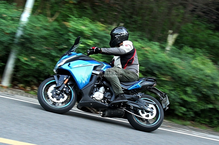 「图文」冲击市场空白 试春风400GT运动旅行