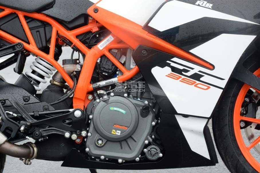 RC390ʹõĵ׷һЩŻ̺373ccʷ32kW43.5Ps/9000rpmŤ36Nm/7000rpm