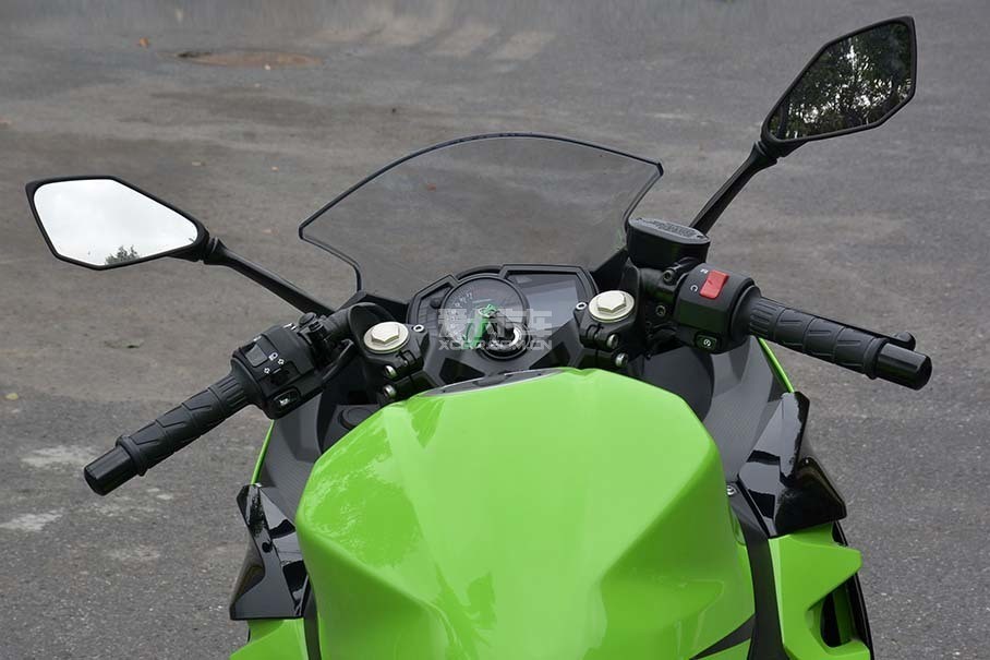 Ninja400ķʽ΢Ҳüʻֱ̬ڱ˶Եǰ¼ճʻ߳΢ǰƵĽ̤òٿظɡ