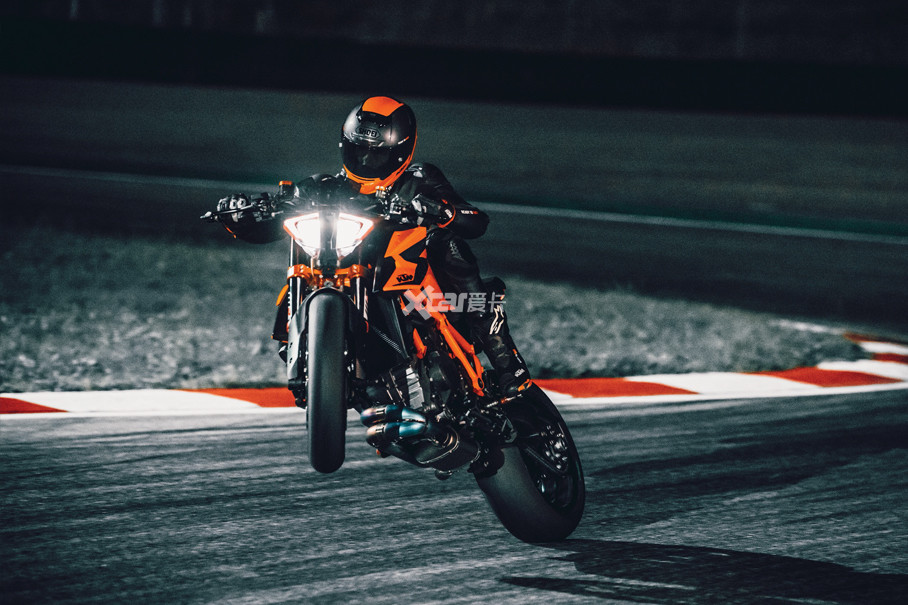 ȫµĳɫKTM 1290 SUPER DUKE RRȥʮ־񣬱׼ɫӦúױϳһKTMWP APEXרҵԼBremboɲӦãսļܡ