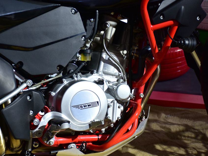 这台发动机的最大功率为40kw(54马力)/7500rpm,最大扭矩为56nm/6500