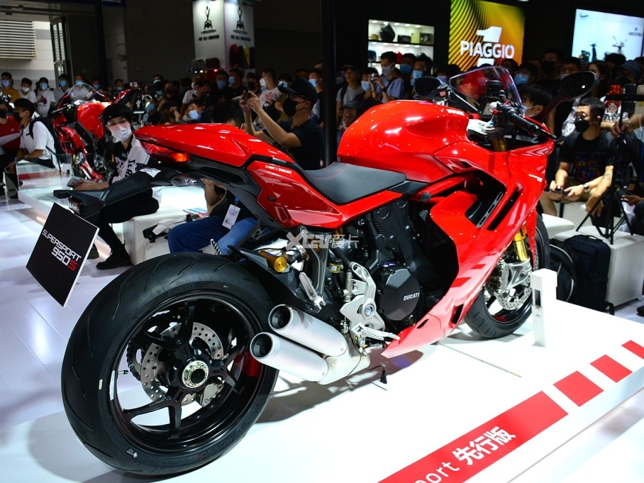 SuperSport 950 S泵ͻ˸߹hlinsȫɵңSuperSport 950MarzocchiSachsṩɲϵͳάϿ͵趨ΪBrembo M4.32ʽĻǯ320mm븡ϡ