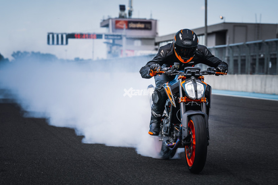 KTM 890 DUKE RƥABSMTCǣƣһȫ6ᴫԼ⵽ǺǰתƵı仯Լ⵽⻬ŵȷԼܺͷͷƣԱڳʱ¿ԸĻöȷȫ