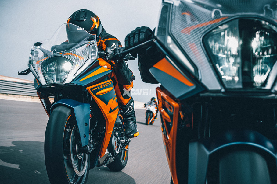 KTM RC 390ʹLEDԴƼLEDռг (DRL)һĽṹ߱ʶȣмָʾƵLEDβƥ䡣