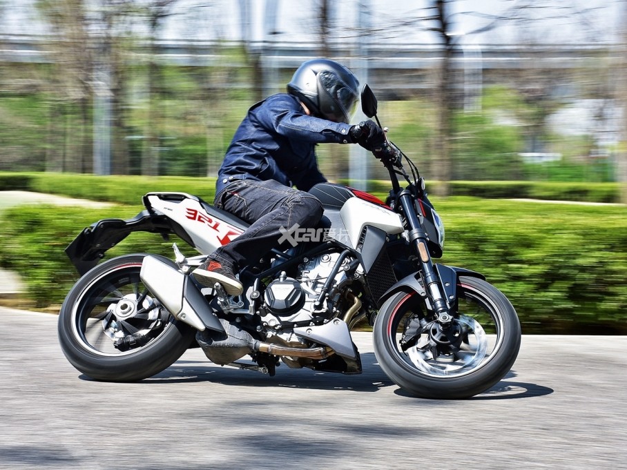 COBRA 321Rص̨322cc˫׷Ϊɫ٣ⲻΨһ㣬ʦǵŬCOBRA 321Rִﵽզĵز250ccı250NKԱȣABS汾Ϊ151kg˫׷COBRA 321RΪ149kgò˵ⷽ棬Խȷʵ˹еļ¡