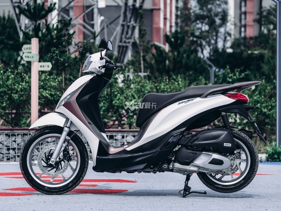 ڳߴ緽棬MedleyǾеƣ䳵ȴﵽ2020mmﵽ1390mmѾӽ250cc̤峵ˮƽԶNMAXPCXȿ缶150cc͡