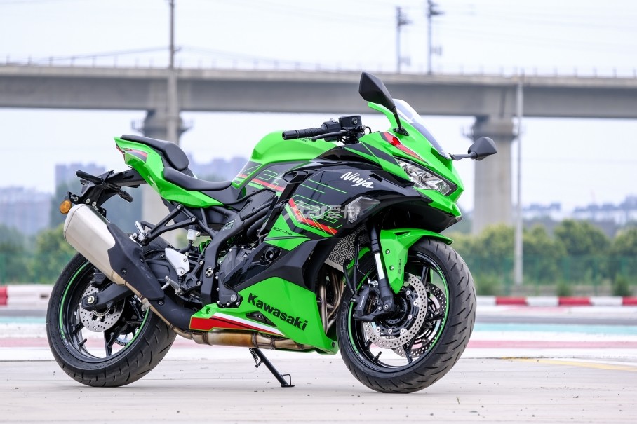 ZX-4RRϤġֳNinja400żߵƶȣǳͷͳ沿֣ڼϴеKRT滨˳ʶȡϸϿĸ׷ZX-4RRҪԵøӱҲø׺ԼͷĳѹӪսУȫĿѧҲҪNinja400Ϊḻ