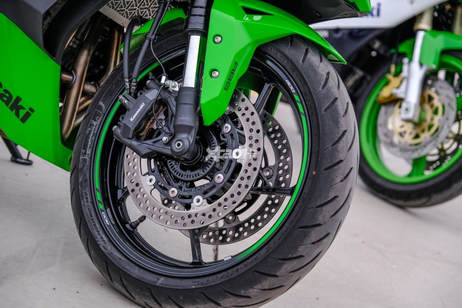 ȫƵǰ17龡˶ԣɫȦֽҲ͹ǴһԱZX-4RRѡõԵ»յSPORTMAX GPR300˶̥Ϊǰ120/70 R17160/60 R17