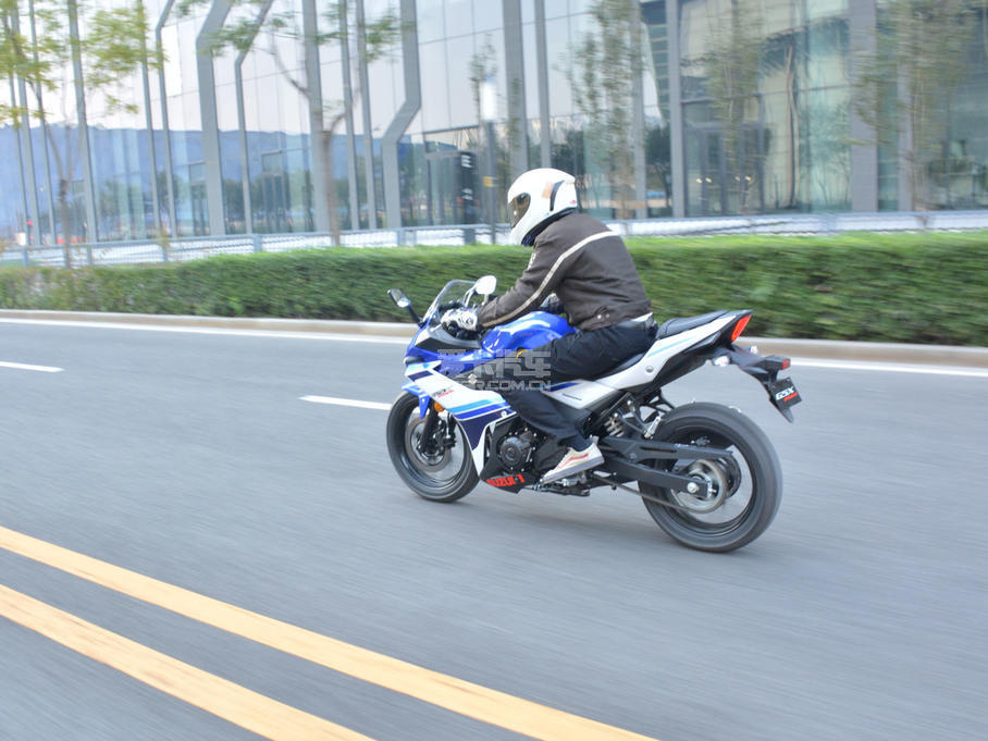 豪爵铃木跨骑车2016款gsx250r abs